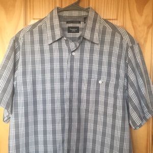 Men medium short sleeve button up shirt.